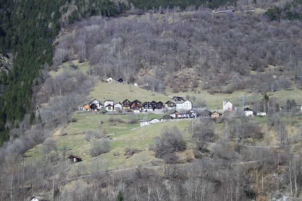 Wieś w Szwajcarii, góry, wiosna. — Zdjęcie stockowe