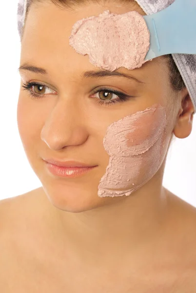Vrouw een masker toe te passen — Stockfoto