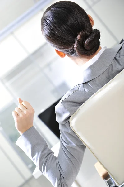 Empresária descansando na cadeira de braço — Fotografia de Stock