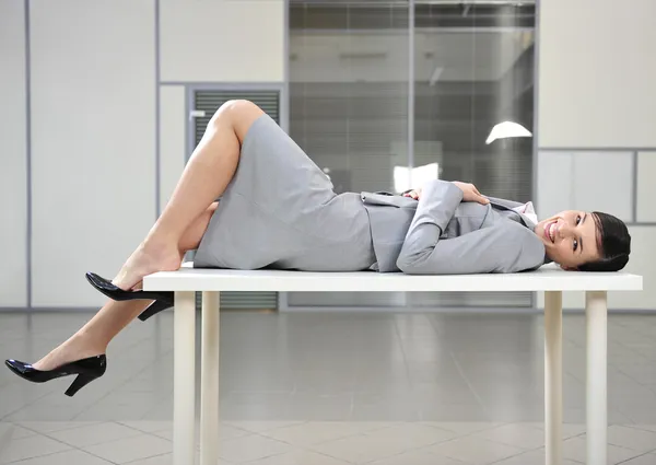 Бізнес-леді спить на столі — стокове фото