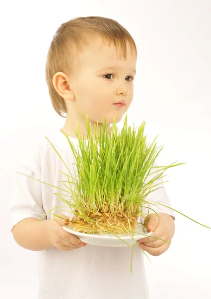 Petit garçon avec herbe verte — Photo