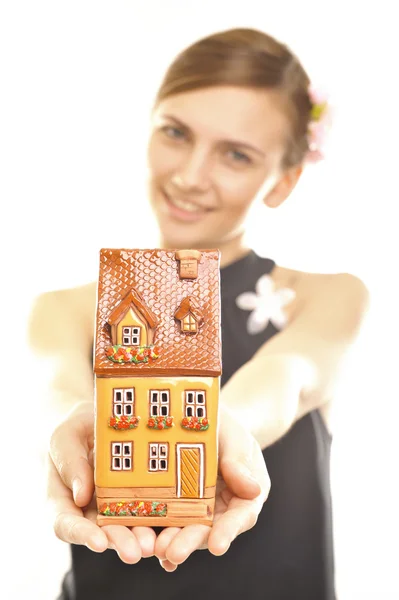 Ung kvinna som har ett hus — Stockfoto