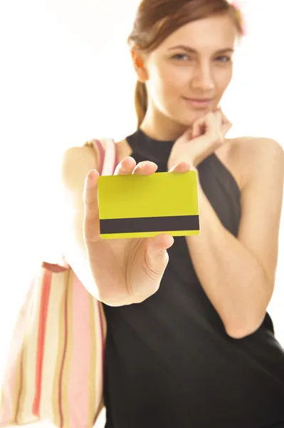 Νέα γυναίκα που κρατά πλαστικών καρτών — Φωτογραφία Αρχείου