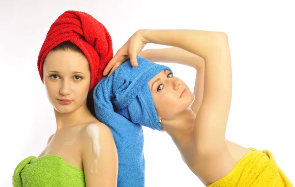 Jovens mulheres bonitas em toalha — Fotografia de Stock