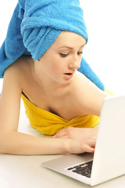 Dizüstü bilgisayarı olan genç kadın — Stok fotoğraf
