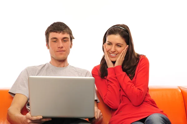 Um casal feliz surfando em um laptop — Fotografia de Stock