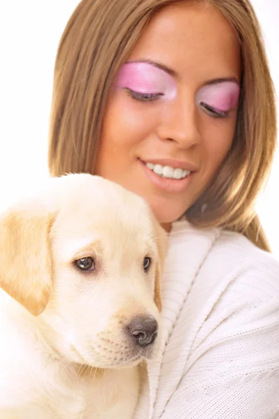 Jonge vrouw en zoete puppy — Stockfoto