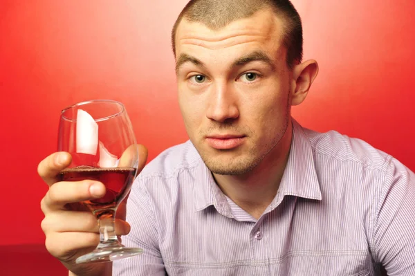 Άνθρωπος με ένα ποτήρι κρασί — Φωτογραφία Αρχείου
