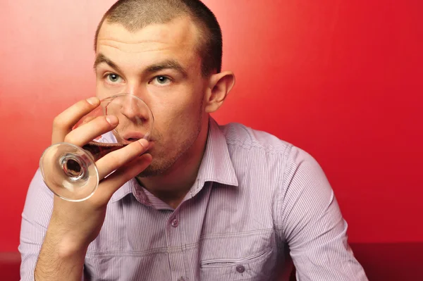 Homem com um copo de vinho — Fotografia de Stock