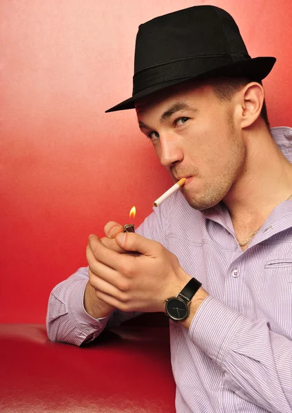 Πορτρέτο ενός νεαρού άνδρα με το τσιγάρο — Φωτογραφία Αρχείου