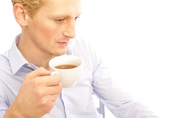 Jonge man met een kopje thee — Stockfoto