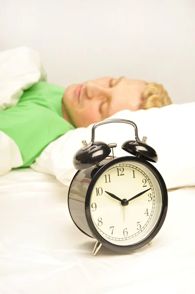 Hombre sereno acostado en su cama antes de ser despertado —  Fotos de Stock