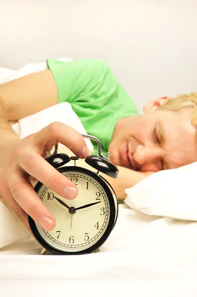 Klidný muž ležící na posteli před woken — Stock fotografie