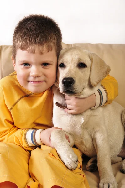 少年と甘い子犬 — ストック写真