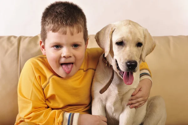 Kleine jongen en zoete pup — Stockfoto