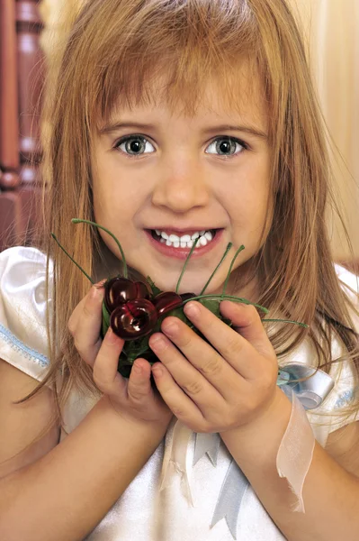 Barn med körsbär — Stockfoto
