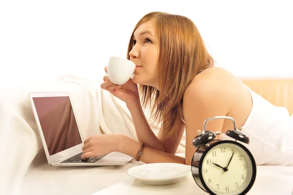 Menina com laptop e xícara de café — Fotografia de Stock