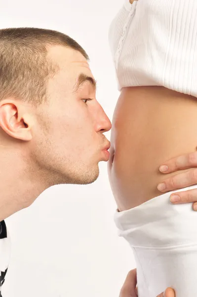 Férje, csók a felesége terhes hasa — Stock Fotó