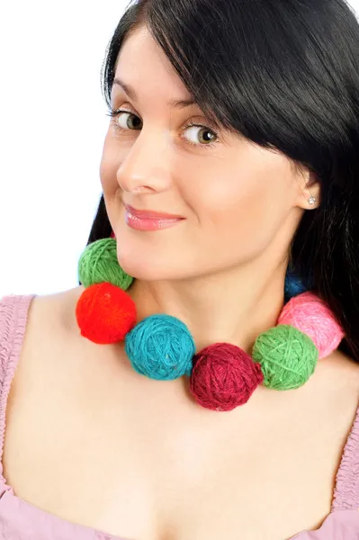 Retrato de close-up de mulher bonita com bolas de lã — Fotografia de Stock
