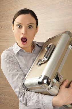 bir bavul tutan güzel genç iş kadını portresi bir