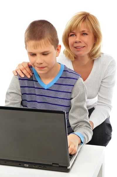 Portrait de femme adulte regardant son fils faire ses devoirs — Photo