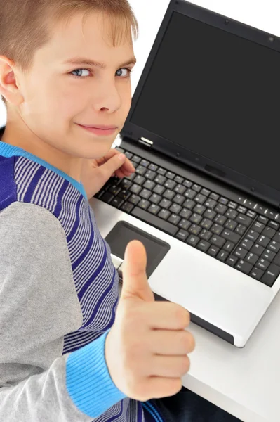 Retrato de um menino bonito usando um laptop — Fotografia de Stock