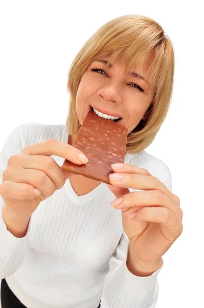 Ritratto in primo piano di una bella donna adulta con in mano un grande cioccolatino — Foto Stock