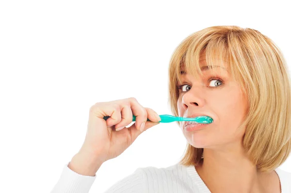 Подробный портрет счастливой зрелой женщины, чистящей зубы — стоковое фото