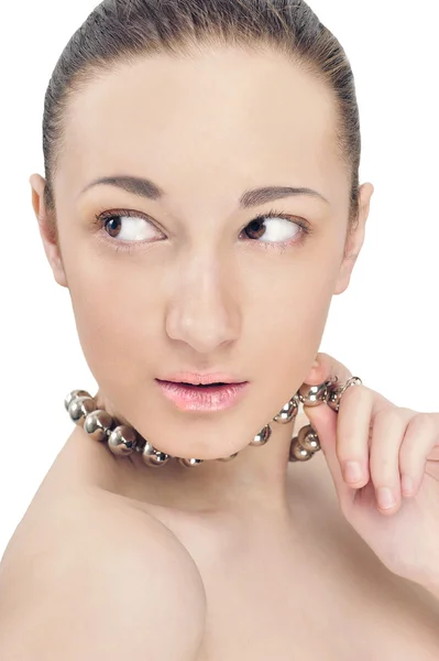 Красивая голая женщина с ожерельем — стоковое фото