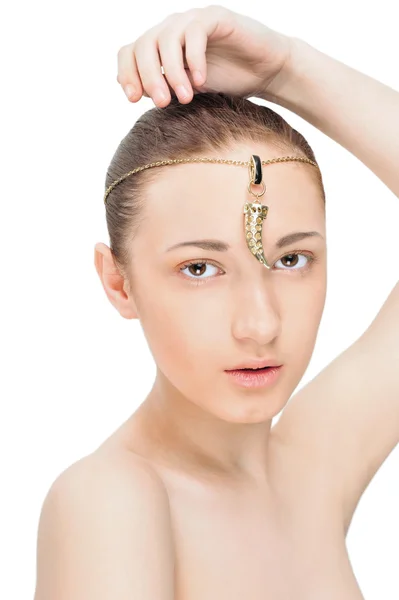 Porträtt av en vacker ung kvinna med smycken på hennes forehea — Stockfoto