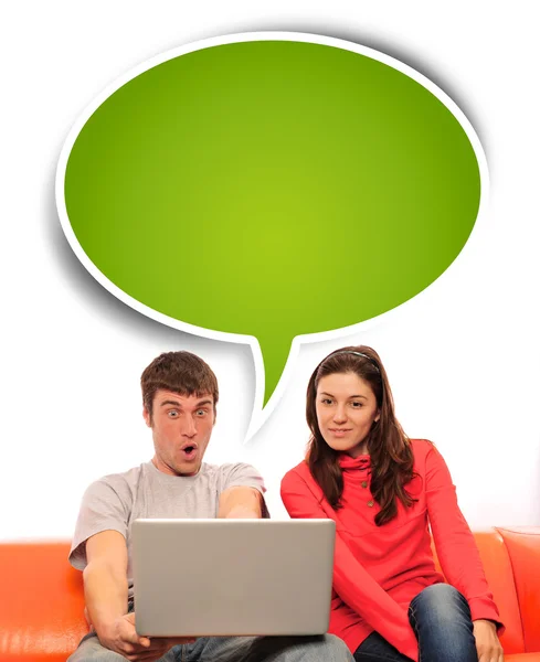 Retrato de um jovem casal usando um computador . — Fotografia de Stock
