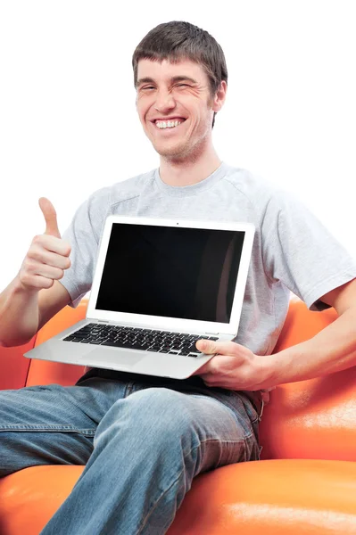Ung man hålla sin laptop — Stockfoto