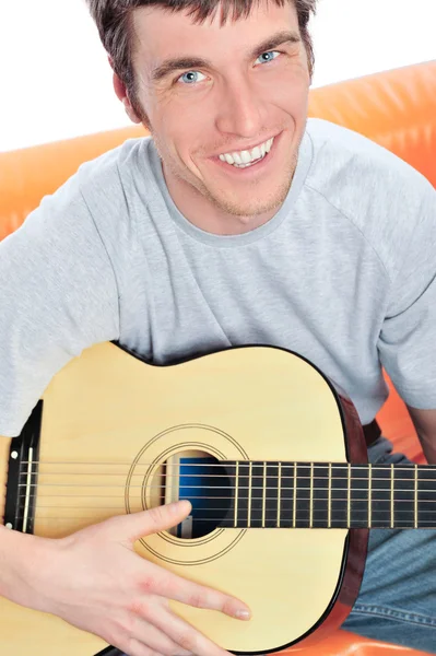 Nuori mies kitaran kanssa — kuvapankkivalokuva