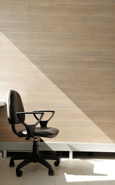 Porträt eines einsamen Bürostuhls mit Blick nach rechts. — Stockfoto