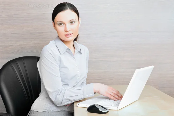 Güzel genç iş kadını bilgisayar görünümünde portresi — Stok fotoğraf