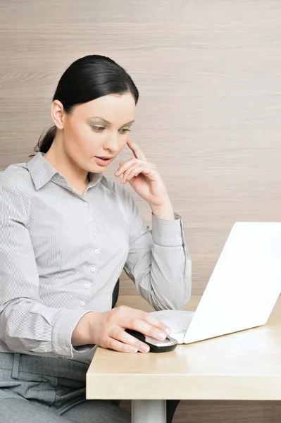 Portrait of a beautiful young businesswoman on the computer, tou — Stock Photo, Image
