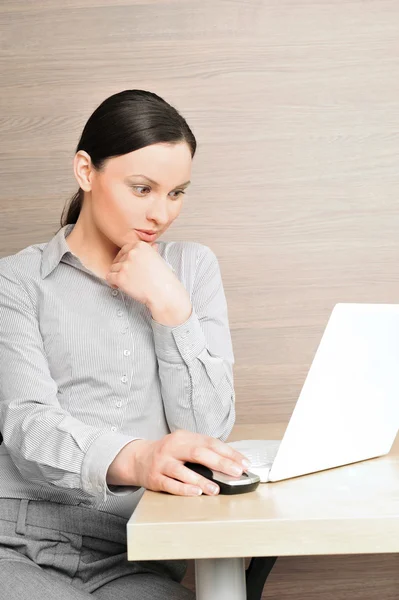 Portrait of a beautiful young businesswoman on the computer, thi — Stock Photo, Image