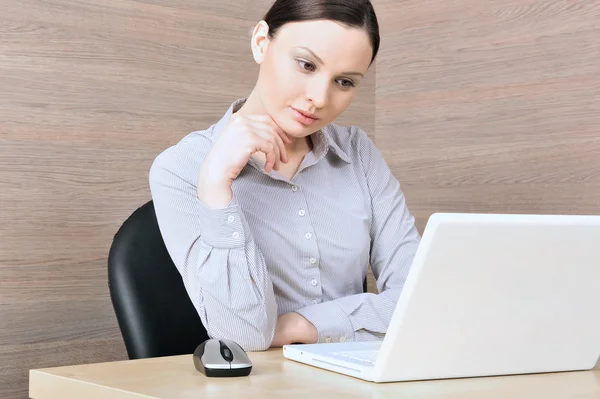 Portrait of a beautiful young businesswoman on the computer, rea — Stock Photo, Image