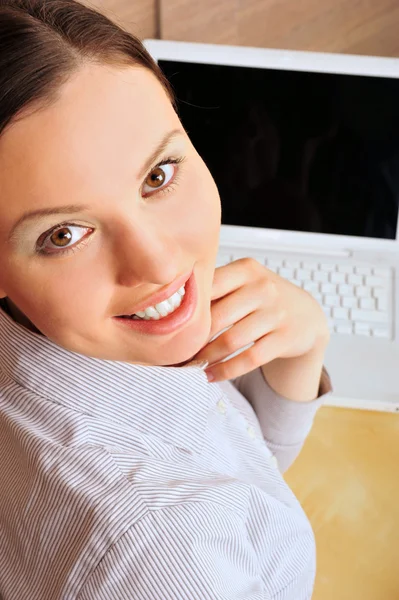 Portrait of a beautiful young businesswoman smiling at the camer — Stock Photo, Image