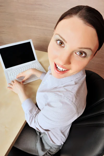 Портрет красивой молодой предпринимательницы, улыбающейся в камеру — стоковое фото