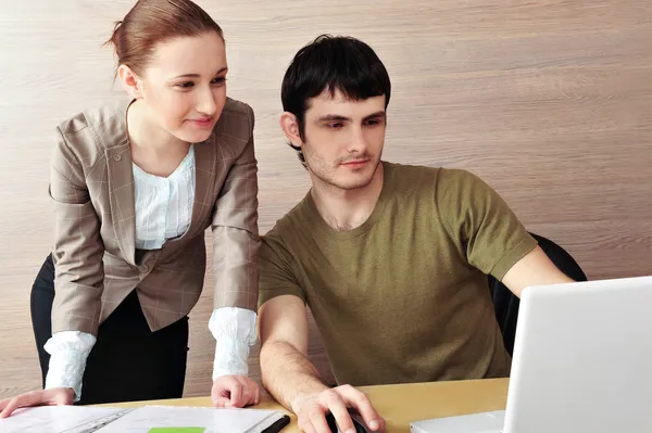 Business man en vrouw met laptop — Stockfoto