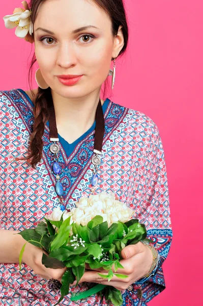 Porträtt av en vacker ung flicka i asiatiska kläder. — Stockfoto