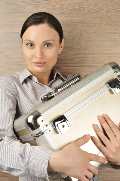 Portrait of a beautiful young businesswoman holding a suitcase. — Stock Photo, Image