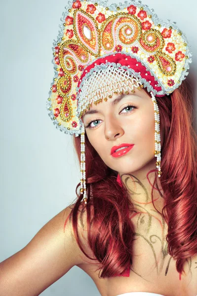 Retrato de close-up de uma jovem bonita com cabelos vermelhos — Fotografia de Stock