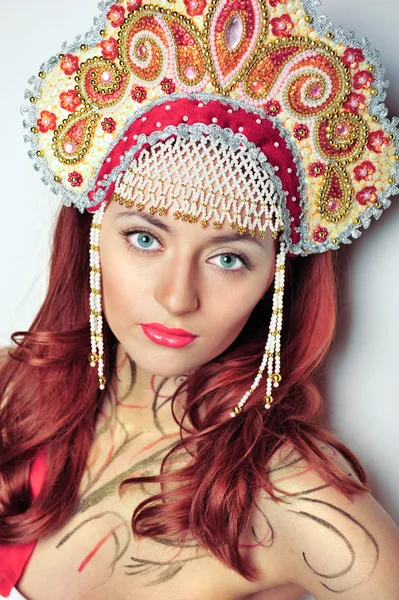붉은 머리를 가진 예쁜 젊은 여자의 근접 촬영 초상화 — 스톡 사진