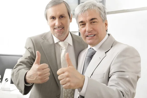 Porträt zweier Geschäftsleute, die zustimmen. — Stockfoto
