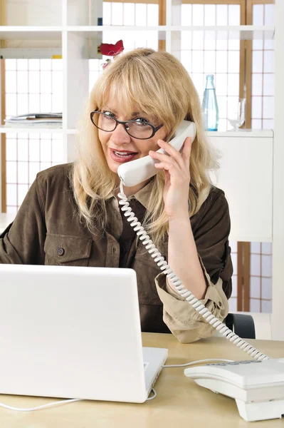 Retrato de una mujer de negocios en el teléfono . —  Fotos de Stock