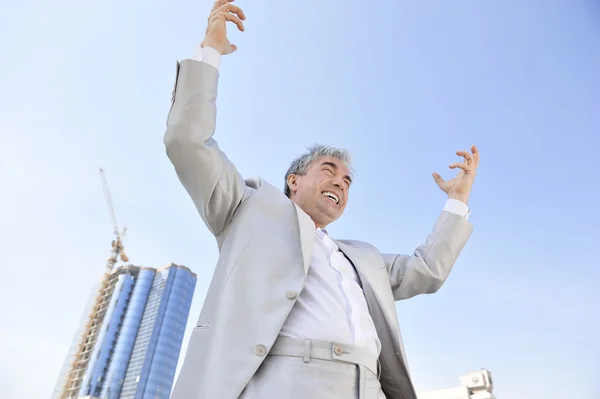 Retrato de un hombre de negocios con los brazos abiertos . — Foto de Stock