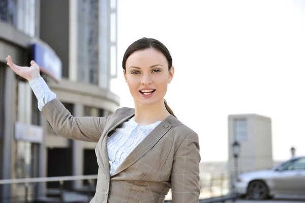 Portrait of a beautiful young businesswoman outside. — Stock Photo, Image