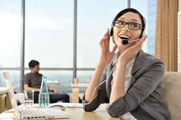 Portrait of a beautiful young businesswoman on the phone and hap — Stock Photo, Image